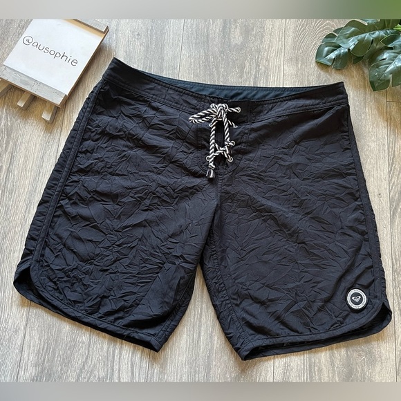 Roxy crinkle fabric board shorts in black. Size 9 - Picture 1 of 9